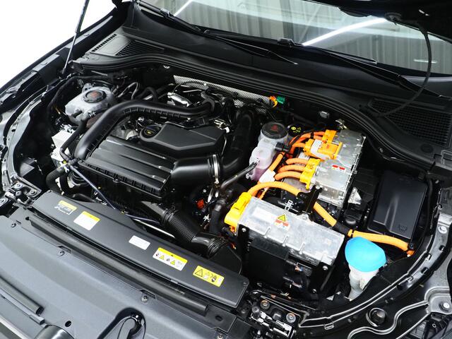 Volkswagen PASSAT Variant 1.5 eHybrid 204PK | Massage | Trekhaak | HUD | Camera | Adaptive Cruise | Sfeerlicht | Carplay