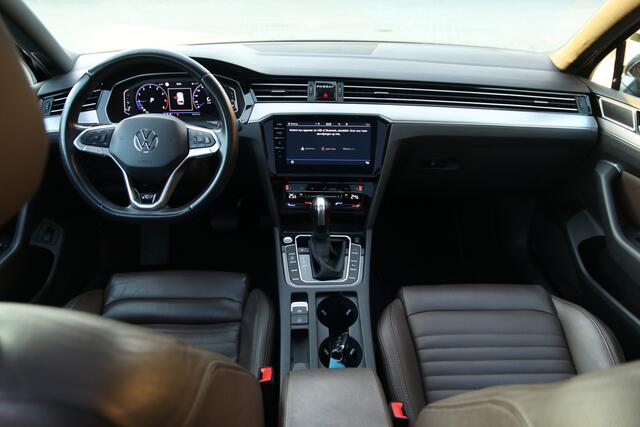 Volkswagen PASSAT Variant 1.5 TSI R-Line Business + / Navi / Climate / Stoelverwarming / Trekhaak