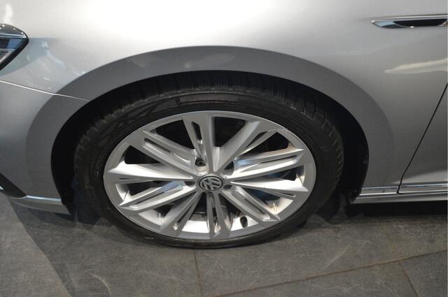 Volkswagen PASSAT Variant 1.5 TSI 2X R-LINE navi leer pano trekhaak 19 inch !!