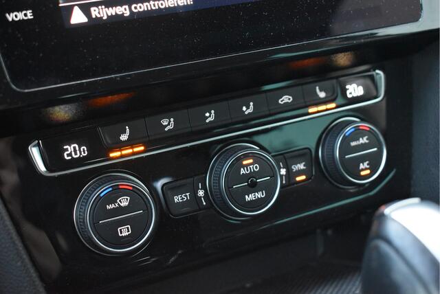 Volkswagen PASSAT Variant 1.5 TSI R-line Business Matrix LED, Elek. trekhaak, Adaptive cruise, Camera, Massage