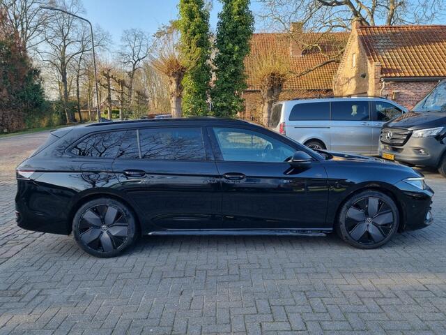 Volkswagen PASSAT Variant 1.5 eTSI DSG R-Line Pano Stoelverw Led
