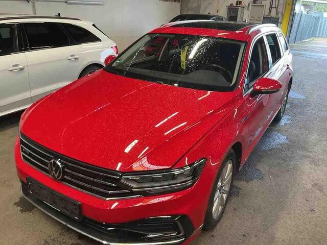 Volkswagen PASSAT Variant GTE 1.4 TSI PHEV 218PK | Panodak | 360° | Half Leer | Adaptive Cruise | Carplay | Getint Glas |