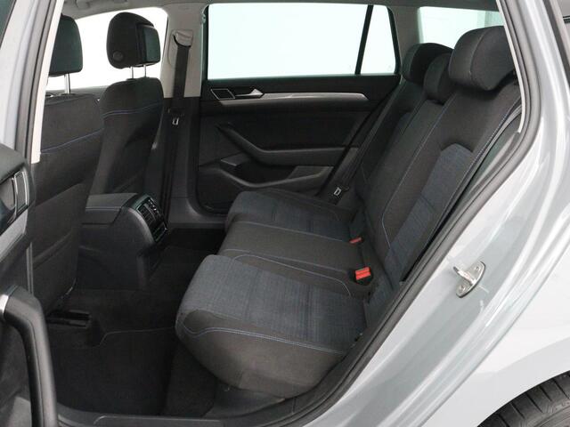 Volkswagen PASSAT 1.4 TSI PHEV GTE | Stoelverwarming | Trekhaak | Massage | Camera | Carplay | Keyless | Matrix LED | Navigatie | Adaptive cruise | Park Assist | Climate control | Plug In