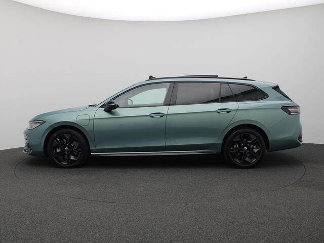 Volkswagen PASSAT Variant 1.5 eHybrid R-Line Edition 272PK DSG SOH 100%, Pano-Schuifdak, Trekhaak, Black Style, Keyless, Side Assist, Elektr. Achterklep, Voorruitverwarming, Stoel-Stuurverwarming, 18" LM Velgen, Navi