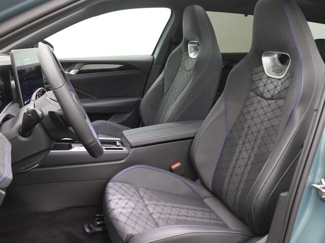 Volkswagen PASSAT Variant 1.5 eHybrid R-Line Edition 272PK DSG SOH 100%, Pano-Schuifdak, Trekhaak, Black Style, Keyless, Side Assist, Elektr. Achterklep, Voorruitverwarming, Stoel-Stuurverwarming, 18" LM Velgen, Navi