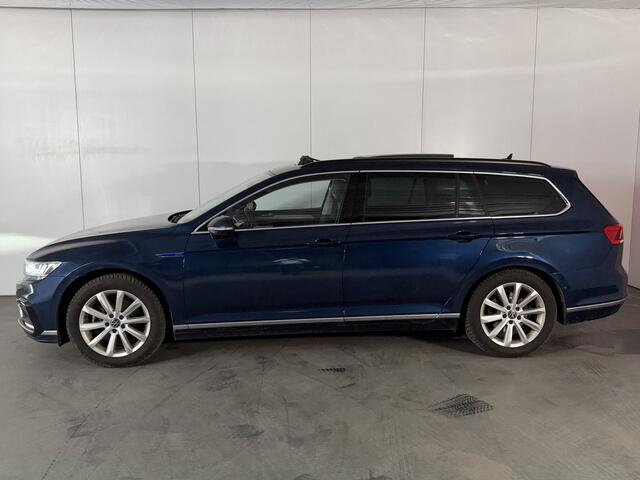 Volkswagen PASSAT Variant 1.4 TSI PHEV GTE / AUTOMAAT/ PANO/ DCC/ PARK.SENSOR.V+A/ 360 CAMERA/ ERGO COMFORT/ ACC/ HEAD-UP/ DODEHOEK/ ELEK.KLEP/ STOELVERWARM./ APP-CONNECT/ NAVI/ CLIMA/ DAB/ LED/ 18'' LMV