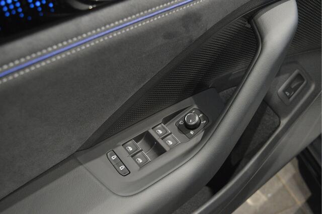 Volkswagen PASSAT Variant 2.0 TDI 3X R-LINE head up pano trekhaak 18 inch 150 pk !!