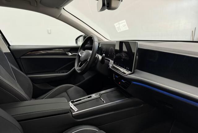 Volkswagen PASSAT Variant 2.0 TDI 150 PK Automaat ACC Trekhaak LED Massage 360 Camera Stuurverwarming Stoelverwarming