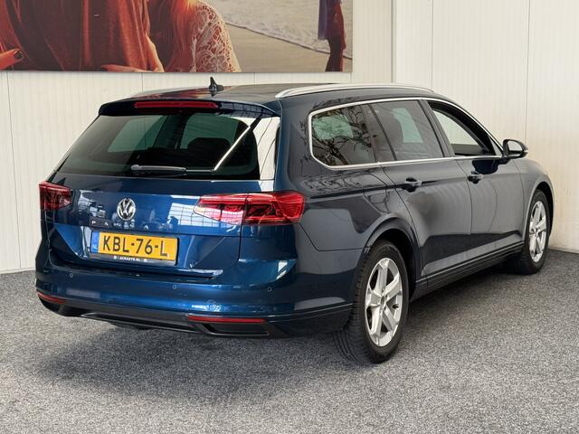 Volkswagen PASSAT VARIANT 1.5 TSI COMFORTLINE NAVIGATIE ADAPTIVE CRUISE CONTROL CLIMATE CONTROL APPLE CARPLAY/ANDROID KEYLESS GO ELEKTRICHE ACHTERKLEP ACHTERUITRIJCAMERA VERWARMDE STOELEN ZEER MOOI !! 3010