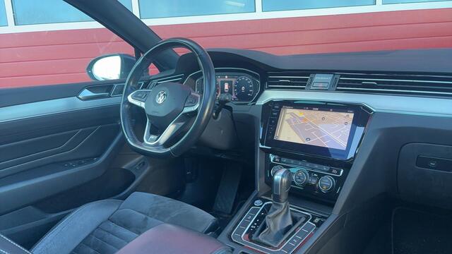 Volkswagen PASSAT Variant 1.5 TSI Elegance Business R R-LINE / FACELIFT / PANORAMADAK / FULL LED / TREKHAAK / CAMERA / CARPLAY / DAB+ / STOELVERW / NL-AUTO