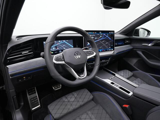 Volkswagen PASSAT Variant 1.5 eHybrid 272 pk R-Line | Panoramadak | Trekhaak | Head-up display | IQ Light | Adaptief onderstel | Stuur-/achterbankverwarming | Achteruitrijcamera