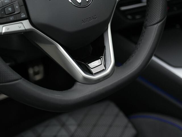 Volkswagen PASSAT Variant 1.5 eHybrid 272 pk R-Line | Panoramadak | Trekhaak | Head-up display | IQ Light | Adaptief onderstel | Stuur-/achterbankverwarming | Achteruitrijcamera