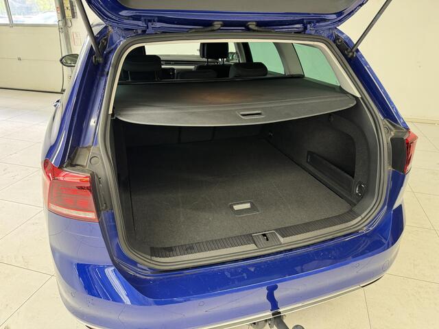 Volkswagen PASSAT Variant 1.5 TSI R-Line Business + | Navigatie | Trekhaak | Stoelverwarming | Parkeersensoren |