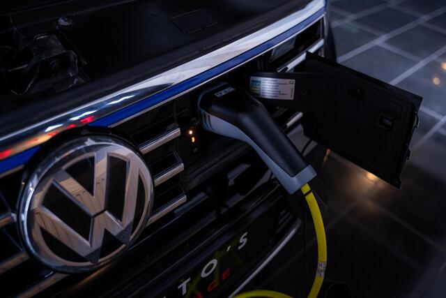 Volkswagen PASSAT Variant 1.4 TSI GTE Highline PANO | ACC | 2E EIGENAAR | SFEERVERLICHTING | MASSAGE | DEALER ONDERHOUDEN | DODEHOEK | TREKHAAK