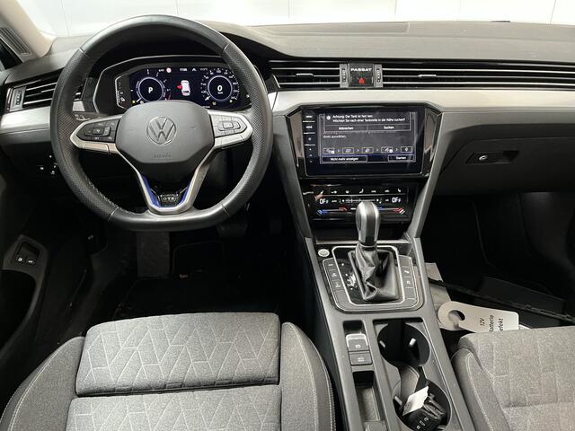 Volkswagen PASSAT Variant 1.4 TSI PHEV GTE / AUTOMAAT/ PANO/ TREKHAAK/ DCC/ PARK.SENSOR + 360 CAMERA/ MEMORY SEAT/ ERGO COMFORT/ STUUR+STOELVERWARM./ ACC/ DODEHOEK/ ELEK.ACHTERKLEP/ APP-CONNECT/ KEYLESS/ NAVI/ DIGITAL DASH/ 18'' LMV