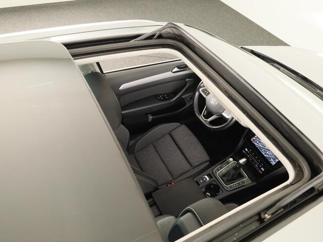 Volkswagen PASSAT Variant 1.5 TSI Business | Navigatie | Panorama dak | Parkeersensoren | Achteruit Camera | Digitale dashboard |