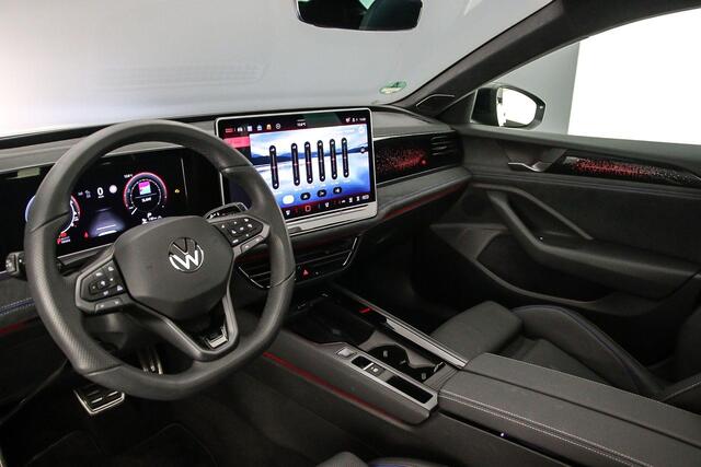 Volkswagen PASSAT Variant R-Line Edition 1.5 TSI eHybrid 272pk DSG Automaat Trekhaak, Harman Kardon audio, Panoramadak, Adaptive cruise control, 360 camera, Achteruitrijcamera