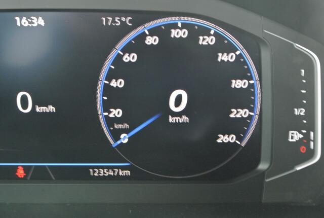 Volkswagen PASSAT Variant 1.5 TSI 150pk DSG R-Line Business + | Trekhaak | Camera | Virtual Cockpit |