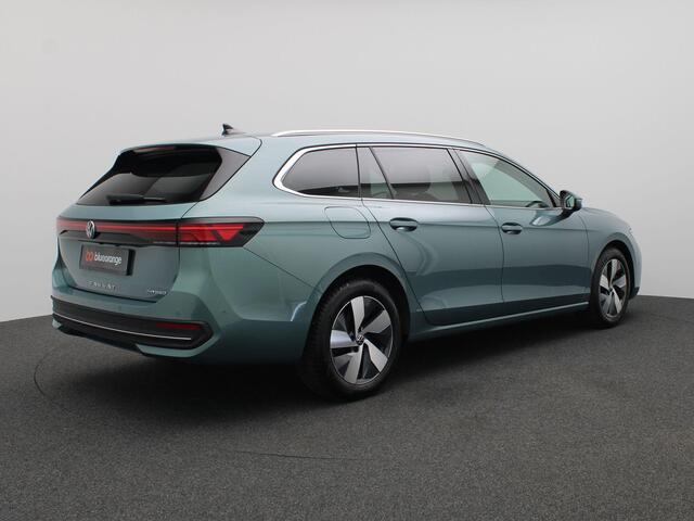 Volkswagen PASSAT Variant 1.5 eHybrid Business 204PK DSG Trekhaak, Achteruitrijcamera, Head-Up Display, Side Assist, Elektr. Achterklep, 17" LM Velgen, Stoel-Stuurverwarming