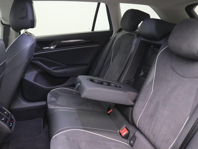 Volkswagen PASSAT Variant 1.5 eHybrid Business 204PK DSG Trekhaak, Achteruitrijcamera, Head-Up Display, Side Assist, Elektr. Achterklep, 17" LM Velgen, Stoel-Stuurverwarming