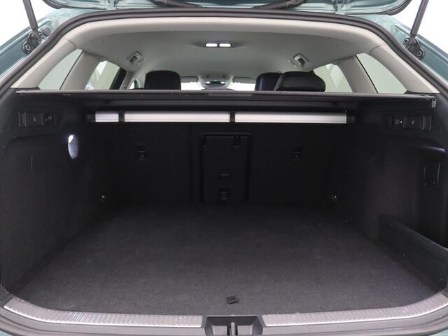 Volkswagen PASSAT Variant 1.5 eHybrid Business 204PK DSG Trekhaak, Achteruitrijcamera, Head-Up Display, Side Assist, Elektr. Achterklep, 17" LM Velgen, Stoel-Stuurverwarming