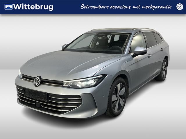 Volkswagen PASSAT Variant 1.5 eHybrid Business / AUTOMAAT/ TREKHAAK/ ACC/ PARK.SENSOREN V+A/ CAMERA/ STUUR+STOELVERWARM./ MASSAGE/ DODEHOEK/ HEAD-UP/ APP-CONNECT/ DIGITAL DASH/ DAB/ NAVI/ CLIMA/ LED/ 17'' LMV