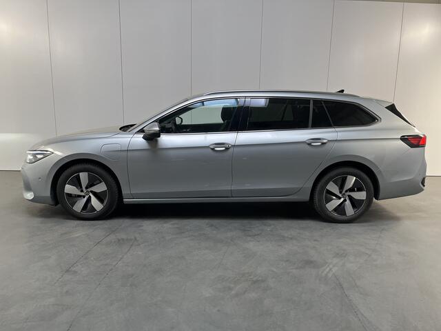 Volkswagen PASSAT Variant 1.5 eHybrid Business / AUTOMAAT/ TREKHAAK/ ACC/ PARK.SENSOREN V+A/ CAMERA/ STUUR+STOELVERWARM./ MASSAGE/ DODEHOEK/ HEAD-UP/ APP-CONNECT/ DIGITAL DASH/ DAB/ NAVI/ CLIMA/ LED/ 17'' LMV