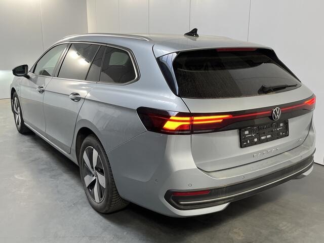 Volkswagen PASSAT Variant 1.5 eHybrid Business / AUTOMAAT/ TREKHAAK/ ACC/ PARK.SENSOREN V+A/ CAMERA/ STUUR+STOELVERWARM./ MASSAGE/ DODEHOEK/ HEAD-UP/ APP-CONNECT/ DIGITAL DASH/ DAB/ NAVI/ CLIMA/ LED/ 17'' LMV