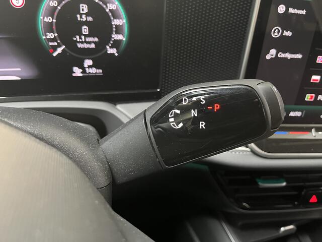 Volkswagen PASSAT Variant 1.5 eHybrid Business / AUTOMAAT/ TREKHAAK/ ACC/ PARK.SENSOREN V+A/ CAMERA/ STUUR+STOELVERWARM./ MASSAGE/ DODEHOEK/ HEAD-UP/ APP-CONNECT/ DIGITAL DASH/ DAB/ NAVI/ CLIMA/ LED/ 17'' LMV