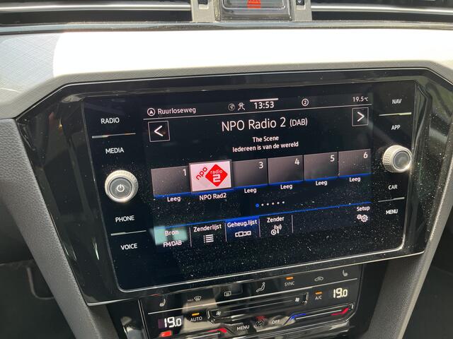 Volkswagen PASSAT Variant 1.5 TSI R-Line Business | AUTOMAAT | ACC | CAM | CARPLAY | CLIMA | LKA | NAVI | PDC V&A | STUUR/STOELVERW. | TREKHAAK | VIRTUAL COCKPIT