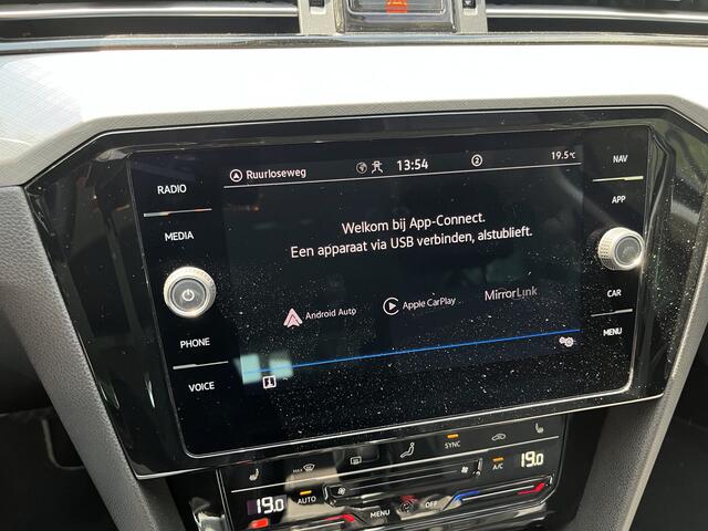 Volkswagen PASSAT Variant 1.5 TSI R-Line Business | AUTOMAAT | ACC | CAM | CARPLAY | CLIMA | LKA | NAVI | PDC V&A | STUUR/STOELVERW. | TREKHAAK | VIRTUAL COCKPIT