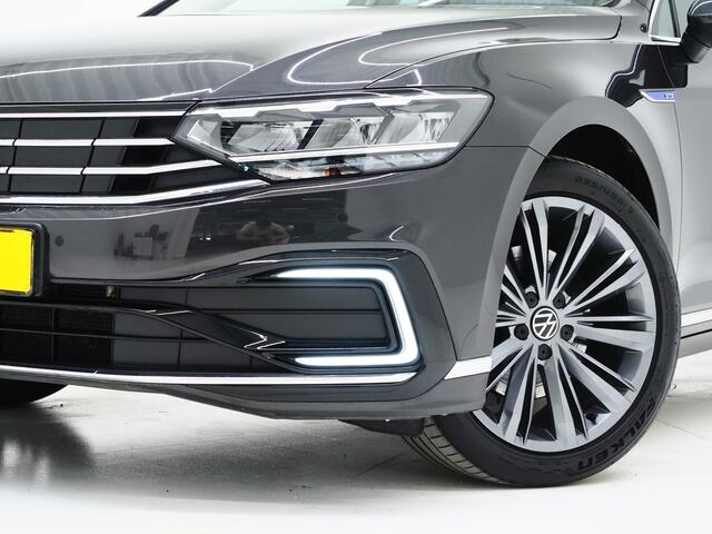 Volkswagen PASSAT Variant 1.4 TSI PHEV GTE | Panoramadak | Leder | Trekhaak | Massage | HUD | Keyless | Adaptive Cruise