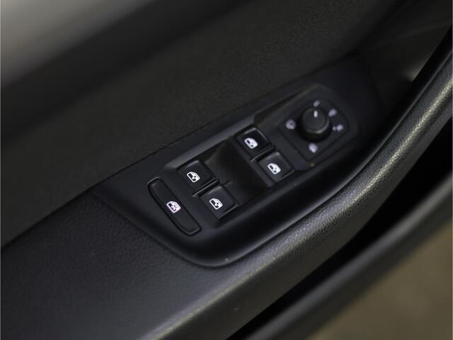 Volkswagen PASSAT Variant 1.6 TDI Comfortline | elektrische trekhaak | Navigatie | Achteruitrijcamera | Adaptive cruise control |