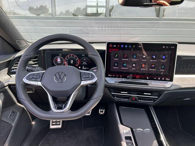 Volkswagen PASSAT VARIANT 1.5 eTSI R-LINE BUSINESS I WINTERPAKKET I SCHUIF/KANTELDAK I 360° CAMERA I GROOT SCHERM