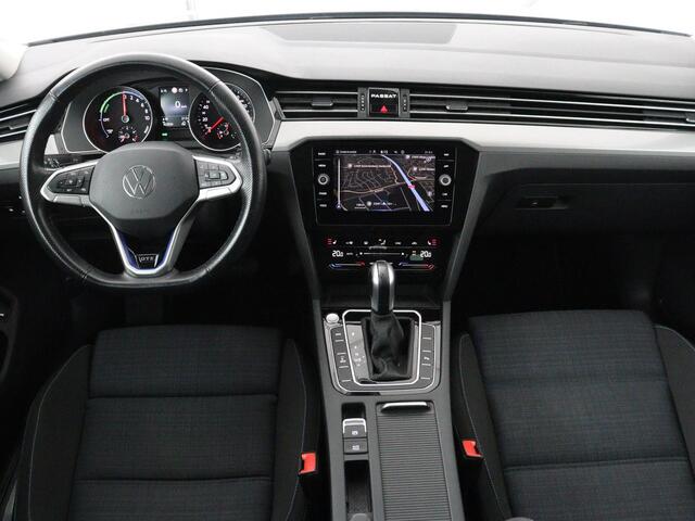 Volkswagen PASSAT 1.4 TSI PHEV GTE | SOH 91,6% | Stoelverwarming | Trekhaak | Adaptive cruise | Camera | Carplay | Matrix LED | Navigatie | Massage | Parkeerhulp | Climate control | Getint glas | Plug In