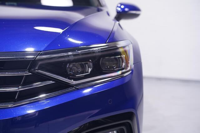 Volkswagen PASSAT Variant 1.5 TSI R-Line Business + NAP IQ.Light-R-Line int. Vol leder Camera Apple Carplay Stoel- en voorruitverwarming