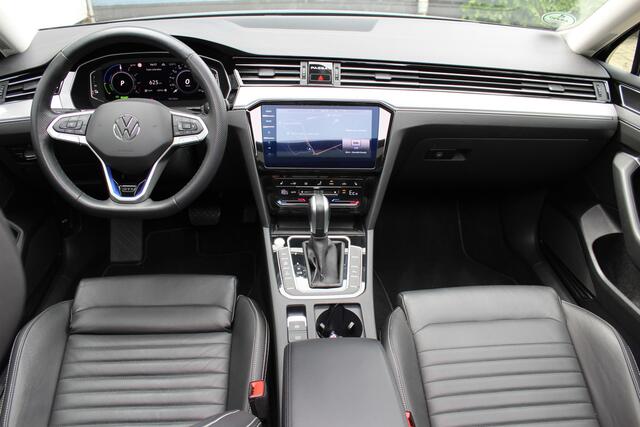 Volkswagen PASSAT Variant 1.4 TSI PHEV GTE Business | Incl. 12 maanden Garantie | Panorama dak | Stoelmassage | Adaptive cruise | Achteruitrijcamera | Keyless entry/start | Stoel/stuur verwarming | Elektrische kofferbakklep | Apple CarPlay/Android Auto | Climate controle |