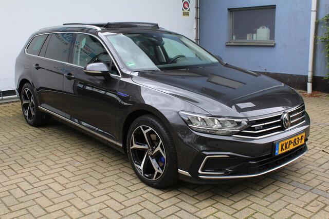 Volkswagen PASSAT Variant 1.4 TSI PHEV GTE Business | Incl. 12 maanden Garantie | Panorama dak | Stoelmassage | Adaptive cruise | Achteruitrijcamera | Keyless entry/start | Stoel/stuur verwarming | Elektrische kofferbakklep | Apple CarPlay/Android Auto | Climate controle |