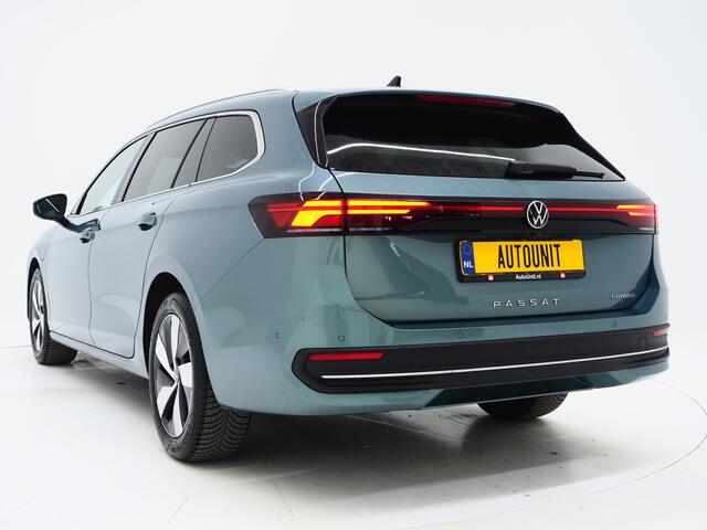 Volkswagen PASSAT Variant 1.5 eHybrid 204PK | Leder/Alcantara | Massage | Trekhaak | HUD | Camera | Adaptive Cruise | Sfeerlicht | Carplay