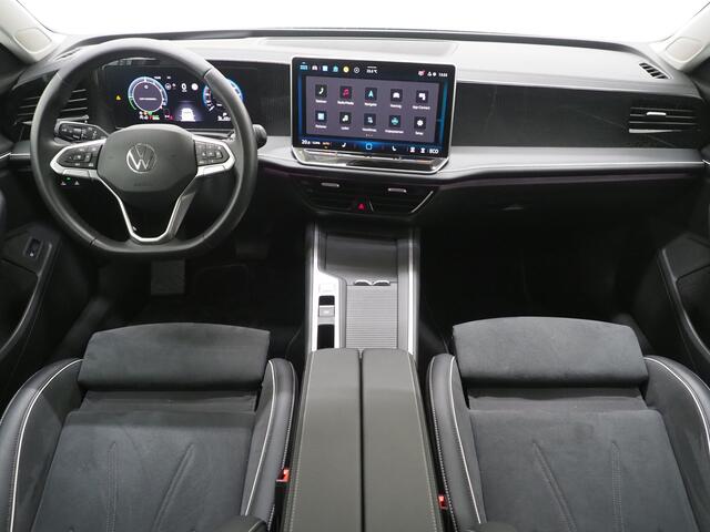 Volkswagen PASSAT Variant 1.5 eHybrid 204PK | Leder/Alcantara | Massage | Trekhaak | HUD | Camera | Adaptive Cruise | Sfeerlicht | Carplay