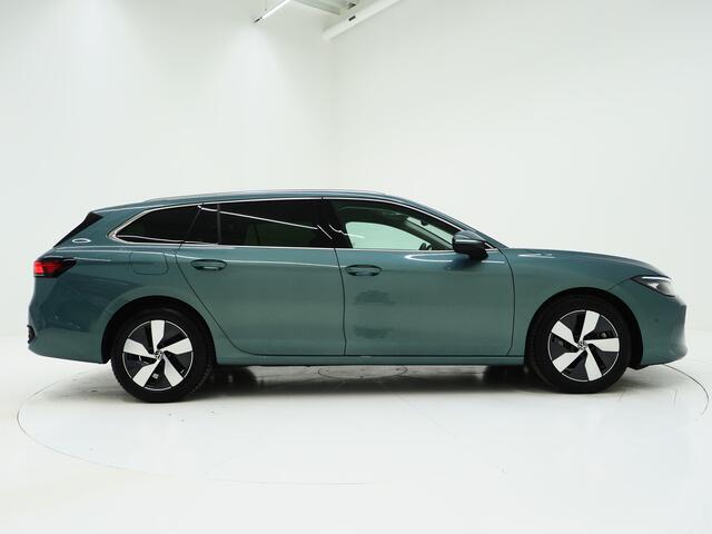 Volkswagen PASSAT Variant 1.5 eHybrid 204PK | Leder/Alcantara | Massage | Trekhaak | HUD | Camera | Adaptive Cruise | Sfeerlicht | Carplay