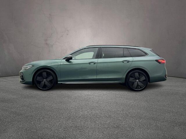 Volkswagen PASSAT Variant R-Line Edition 1.5 TSI eHybrid 272pk DSG Automaat Trekhaak, Black Style, Panoramadak, Lederen bekleding, Navigatie, Adaptive cruise control