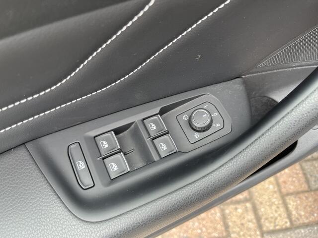 Volkswagen PASSAT Variant 1.4 TSI PHEV GTE Business / AUTOMAAT/ TREKHAAK/ PANO/ ALCANTARA/ 218 PK/ CAMERA/ PARK. SENSOREN/ ERGO COMFORT/ ELEK. ACHTERKLEP/ STOELVERWARM./ ADAPT. CRUISE/ APP CONNECT/ NAVI/ CLIMA/ DAB/ 17" LMV