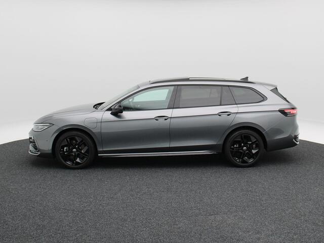 Volkswagen PASSAT Variant 1.5 eHybrid 272 Pk Automaat R-Line Business | Stoel/Stuurverwarming | Head Up | Matrix LED | Panorama dak | 360° Camera | Massage | Trekhaak | 18 Inch | 29.438 Km !!
