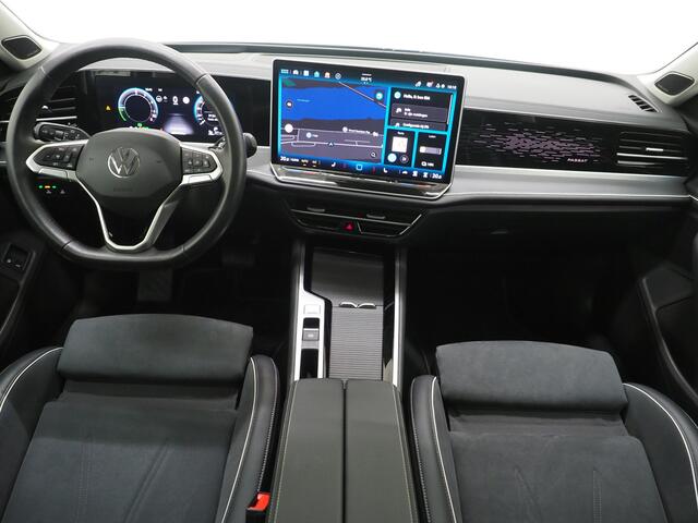 Volkswagen PASSAT Variant 1.5 eHybrid Elegance | Panoramadak | Leder/Alcantara | Trekhaak | Harman/Kardon | HUD | 360 | Keyless