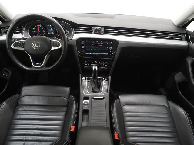 Volkswagen PASSAT Variant 1.4 TSI PHEV GTE | Panoramadak | Leder | Trekhaak | Massage | Adaptive Cruise | Camera | Dodehoek