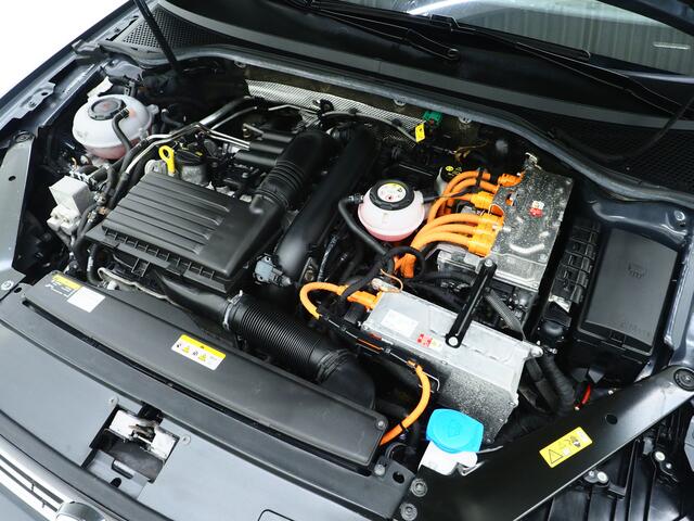 Volkswagen PASSAT Variant 1.4 TSI PHEV GTE | Panoramadak | Leder | Trekhaak | Massage | Adaptive Cruise | Camera | Dodehoek
