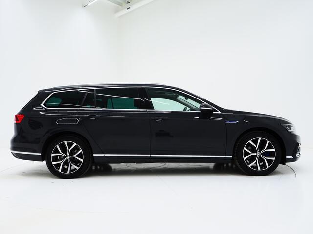 Volkswagen PASSAT Variant 1.4 TSI PHEV GTE | Panoramadak | Leder | Trekhaak | Massage | Adaptive Cruise | Camera | Dodehoek