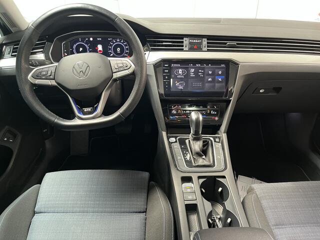 Volkswagen PASSAT Variant 1.4 TSI PHEV GTE / AUTOMAAT/ PANO/ TREKHAAK/ STANDKACHEL/ ACC/ MASSAGE/ APP-CONNECT/ STUUR+STOELVERWARM./ PARK.SENSOR.+CAMERA/ ELEK.ACHTERKLEP/ HEAD-UP/ KEYLESS/ DODEHOEK/ NAVI/ 18'' LMV