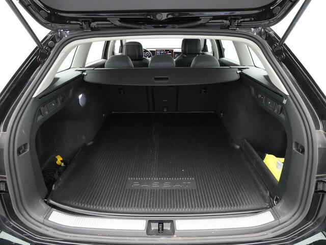 Volkswagen PASSAT Variant 1.5 eTSI 150pk DSG Business Trekhaak | Massage | Camera | Full-LED